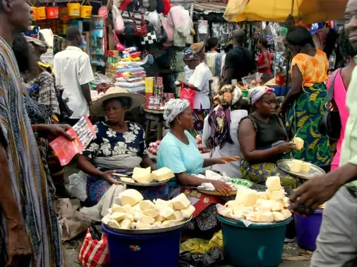 Traders and shoppers crowd a market in Nigeria's main commercial city Lagos March 19, 2006.