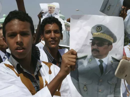  Supporters carry a poster of coup-leader Abdelaziz in Mauritania's capital Nouakchott 07/08/2008. 