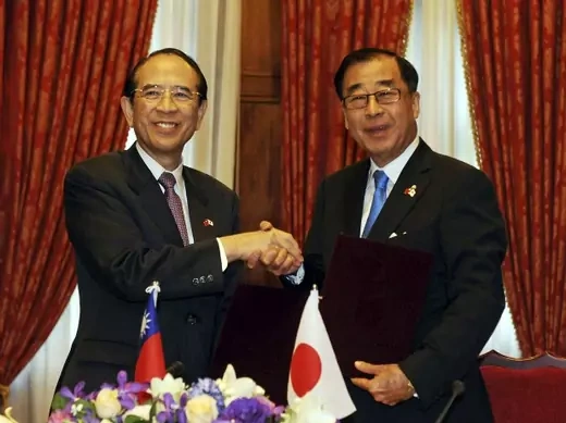 Japan's Interchange Association Chairman Mitsuo Ohashi (L) shakes hand with Taiwan's Association of East Asian Relations Chairman Liao Liao-yi during the fishery agreement signing ceremony in Taipei on April 10, 2013.