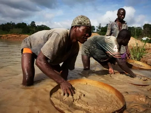 Miners pan for diamonds in eastern Sierra Leone, April 2012 (Courtesy Reuters/Finbarr O'Reilly).