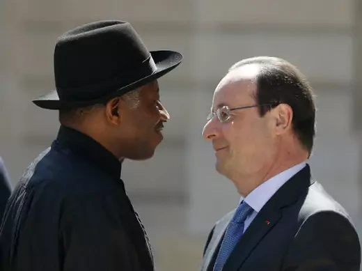 French President Francois Hollande (R) welcomes Nigerian President Goodluck Jonathan as he arrives to attend the African Security Summit at the Elysee Palace in Paris, May 17, 2014.