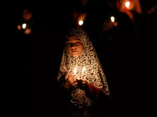A Shiite Muslim girl takes part in a candlelight protest against the ongoing conflict in Iraq, in New Delhi, India, July 2014 (Courtesy Reuters/Anindito Mukherjee). 