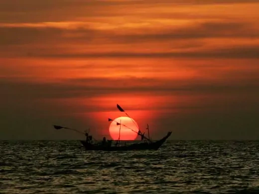 myanmar-beach-fishing