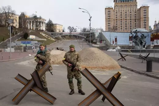 Ukrainian servicemen guard the checkpoint in the Independence Square on March 4, 2022 in Kyiv, Ukraine.