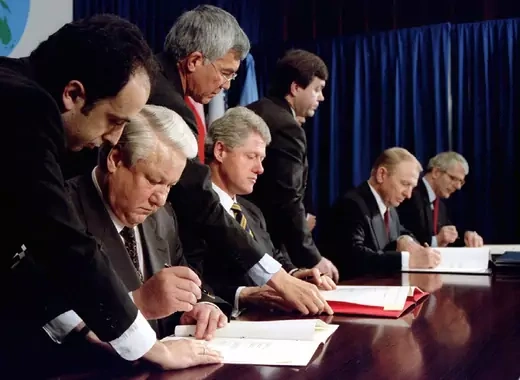 Photo showing Russian President Boris Yeltsin, U.S. President Bill Clinton, Ukrainian President Leonid Kuchma, and British Prime Minister John Major, during the signing of the Budapest Memorandum.