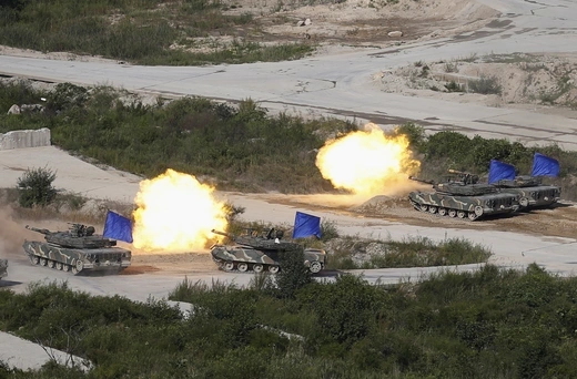South Korean army K1A1 tanks fire live rounds during a U.S.-South Korea joint live-fire military exercise at a training field near the demilitarized zone separating the two Koreas in Pocheon, South Korea, August 28, 2015. North Korean leader Kim Jong Un called this week's accord between the rival Koreas "a landmark occasion" paving the way for defused military tension and improved ties, but said it was the strength of its armed forces that made the deal possible. REUTERS/Kim Hong-Ji