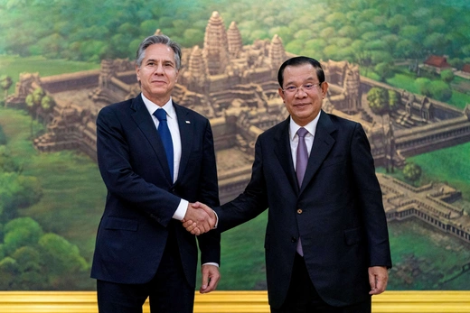 US Secretary of State shakes hands with Cambodian Prime Minister
