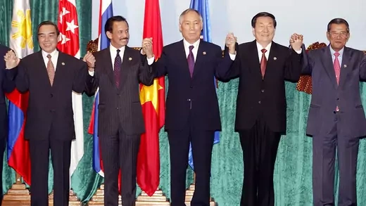 Leaders from Southeast Asian nations and their dialogue partners ahead of the ASEAN+3 meeting, November 4, 2002.