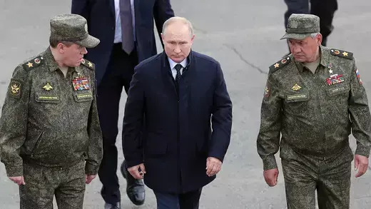 Vladimir Putin walks with Russian generals in 2021. 