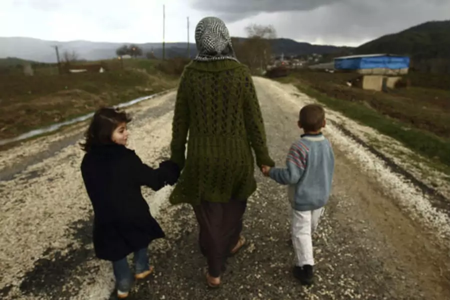 Syria women woman refugee displaced Idlib children