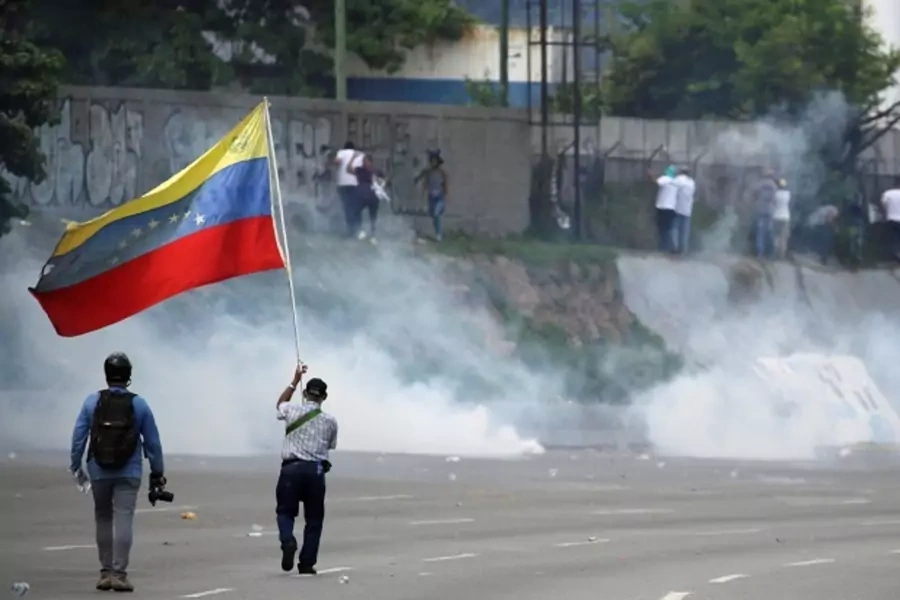 Opposition supporters clash with security forces in Caracas, Venezuela. (Photo: Reuters/Marco Bello)