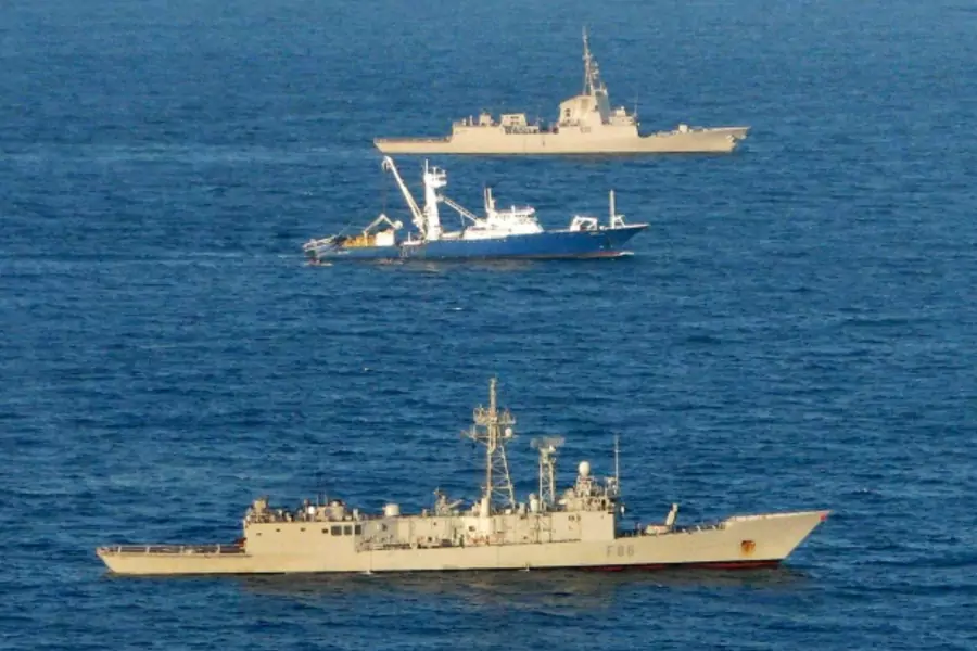 The Spanish tuna fishing boat Alakrana sails between two accompanying Spanish warships in the Indian ocean after it was freed from Somali pirates November 17, 2009. 