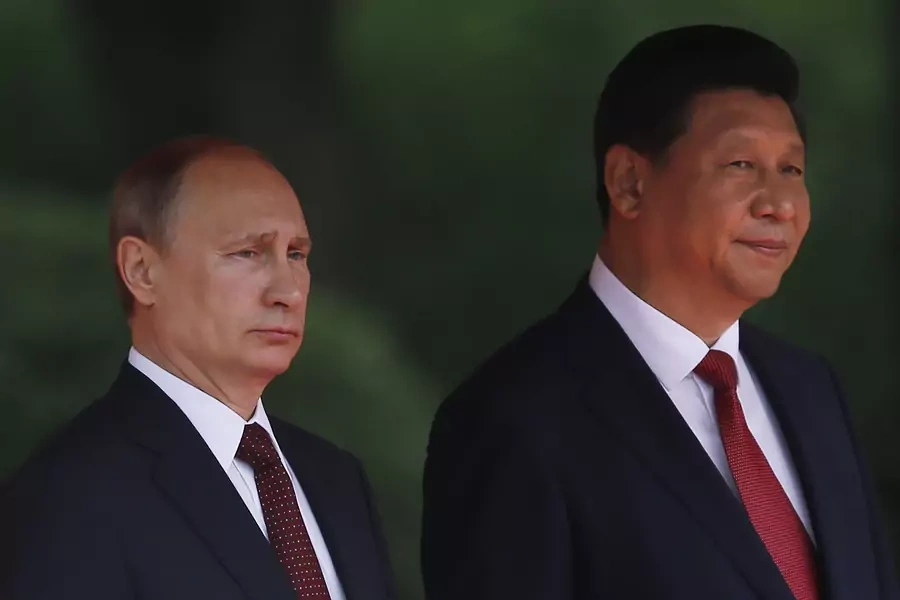 China's President Xi Jinping and his Russian counterpart Vladimir Putin attend a welcoming ceremony at the Xijiao State Guesthouse in Shanghai, China on May 20, 2014. 