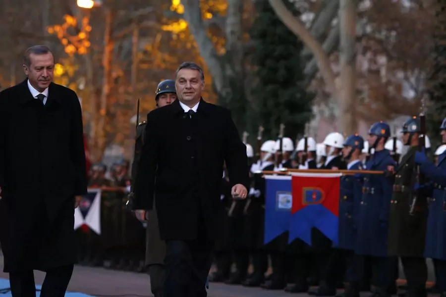 Hungarian Prime Minister Viktor Orban and his Turkish counterpart Tayyip Erdogan (L) attend a welcoming ceremony in Ankara December 18, 2013