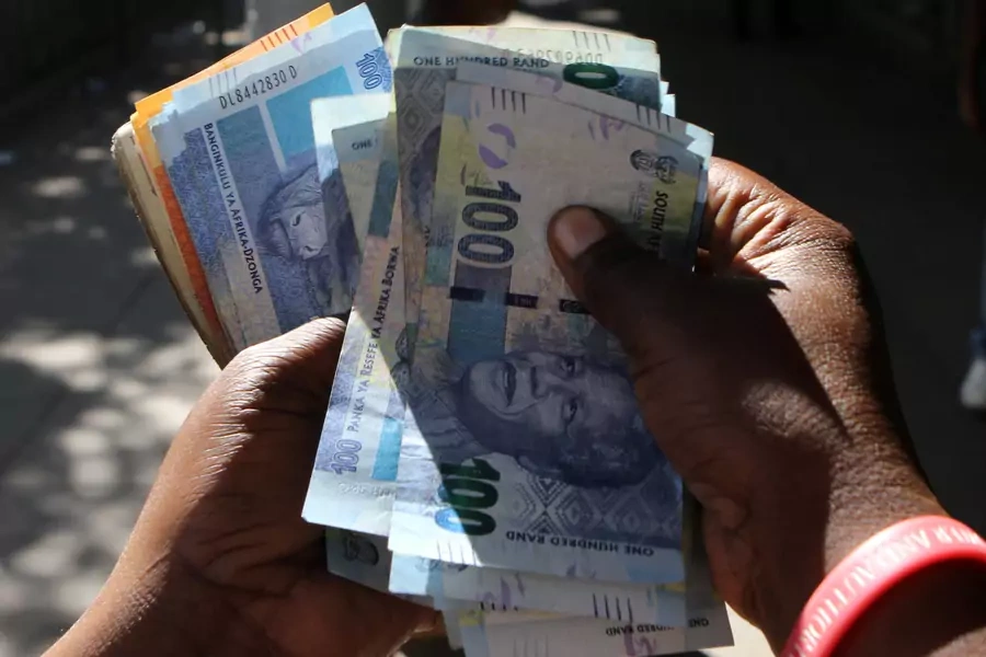 A street money changer counts South African Rands in Harare, Zimbabwe, May 5, 2016