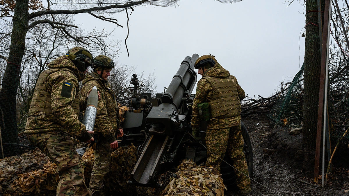 Picture of Ukrainian soldiers manning an artillery gun.