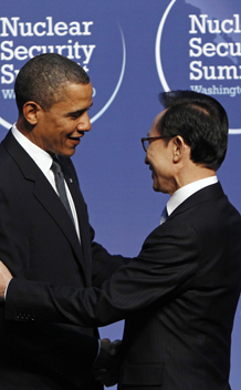 U.S. President Barack Obama (L) greets South Korea’s President Lee Myung-bak at the Nuclear Security Summit in Washington April 12, 2010.