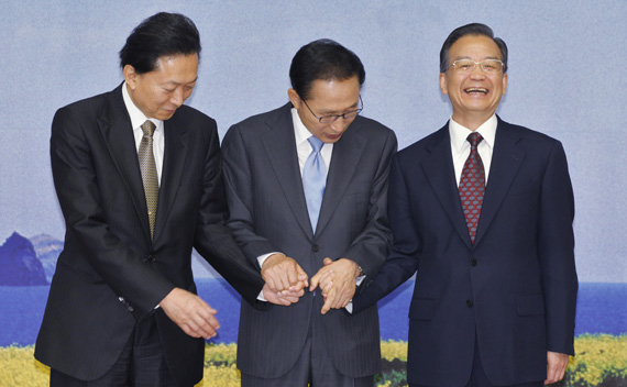 (L-R) Japanese Prime Minister Yukio Hatoyama, South Korean President Lee Myung-bak and Chinese Premier Wen Jiabao pose before their summit in Seogwipo on Jeju island, south of Seoul May 29, 2010. Leaders of the three nations are meeting at the third trilateral summit on the resort island of Jeju from May 29-30 in which escalating tension on the Korean peninsula will certainly be high on the agenda.   REUTERS/Lee Jae-Won (SOUTH KOREA - Tags: POLITICS BUSINESS)
