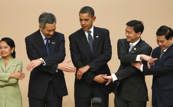 U.S. President Barack Obama (C) poses with ASEAN Leaders before their ASEAN-US meeting in Singapore November 15, 2009. Pictured (L-R) are: Philippine President Gloria Macapagal Arroyo, Singapore’s Prime Minister Lee Hsien Loong, Thailand’s Prime Minister Abhisit Vejjajiva, Vietnam’s President Nguyen Minh Triet. REUTERS/Jim Young