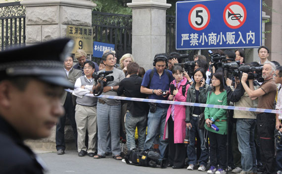 A policeman stands guard as reporters wait at the entrance of a residential compound where Liu Xia, the wife of Chinese dissident Liu Xiaobo, lives in Beijing October 8, 2010. Imprisoned Chinese pro-democracy activist Liu Xiaobo won the Nobel Peace Prize on Friday, an announcement that Beijing had anticipated and bitterly criticised. Reuters/Petar Kujundzic