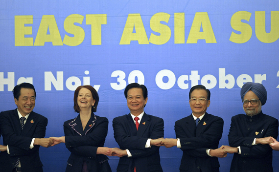 Japan’s Prime Minister Naoto Kan (L), Australia’s Prime Minister Julia Gillard (2nd L), Vietnam’s Prime Minister Nguyen Tan Dung (C), China’s Premier Wen Jiabao (2nd R) and India’s Prime Minister Manmohan Singh join hands during a photo opportunity as part of the 5th East Asia Summit in Hanoi October 30, 2010.