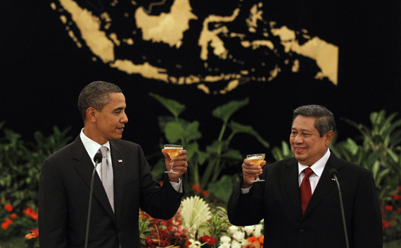 U.S. President Barack Obama toasts with Indonesia’s President Susilo Bambang Yudhoyono during a state dinner in Jakarta