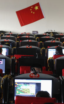 People use computers at an Internet cafe in Changzhi, Shanxi province February 22, 2010. A senior Chinese military officer has called for a new national body to enforce Internet controls, while China faced fresh claims on Monday about the source of hacking attacks that hit search giant Google. REUTERS/Stringer