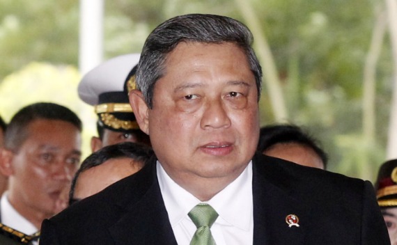 Indonesia’s President Susilo Bambang Yudhoyono arrives at the Noi Bai airport for his return home in Hanoi on October 27, 2010.