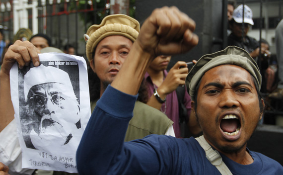 Supporters of radical Indonesian cleric Abu Bakar Bashir shout slogans outside the South Jakarta court as Bakar Bashir stands trial February 14, 2011.