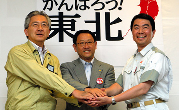 Akio Toyoda, center, poses with Iwate Governor Takuya Tasso, left, and Miyagi Governor Yoshihiro Murai before a meeting at Miyagi prefectural government in Sendai July 19.