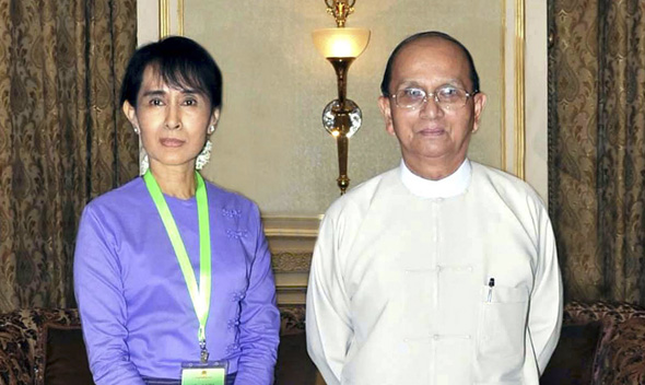 Mynamar’s Aung San Suu Kyi (L) meets President Thein Sein at the presidential palace in Naypyitaw August 19, 2011. 