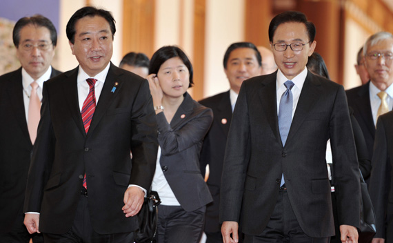 South Korean President Lee Myung-Bak (front R) walks with Japan’s Prime Minister Yoshihiko Noda (front L) into the presidential Blue House before their meeting in Seoul October 19, 2011