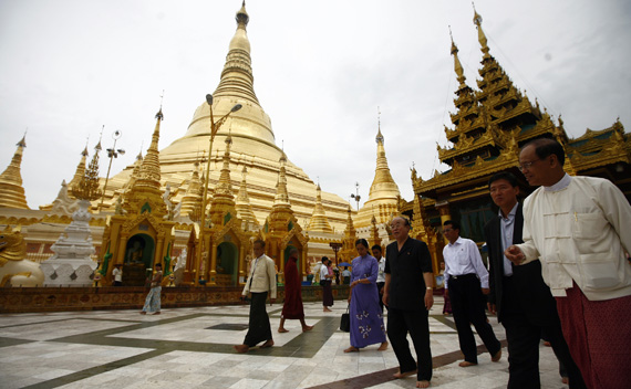 North Korea’s Foreign Minister Pak Ui-chun (4th R) visits the Shwedagon Pagoda in Yangon, Myanmar July 29, 2010.