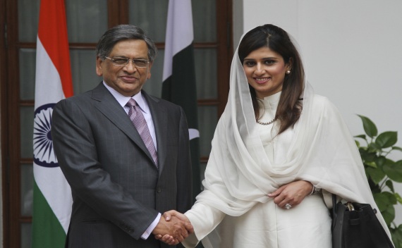 Pakistani Foreign Minister Khar shakes hands with his Indian counterpart Krishna before their meeting in New Delhi on July 27, 2011 (B Mathur/Courtesy Reuters).