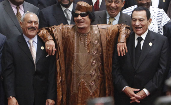 Qaddafi leans on the shoulders of then Egyptian President Mubarak and President of Yemen Saleh during the second Afro-Arab Summit in Sirte