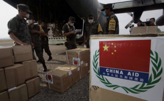 Mexican soldiers unload boxes with medical aid donated by China at the airport in Oaxaca, Mexico on May 5, 2009.