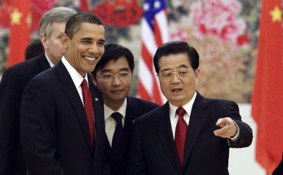 U.S. President Barack Obama (L) attends a State Dinner Reception with Chinese President Hu Jintao at the Great Hall of the People in Beijing on November 17, 2009.