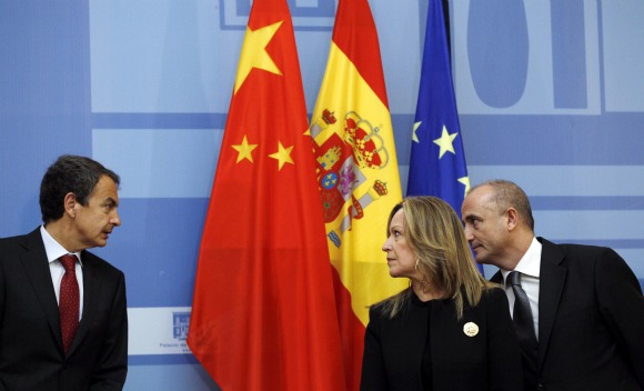 Spanish Prime Minister Jose Luis Rodriguez Zapatero, Spanish Foreign Minister Trinidad Jimenez, and Spain’s Industry Minister Miguel Sebastian talk during the signing of commercial agreements between China and Spain at Madrid’s Moncloa Palace January 5, 2011. 