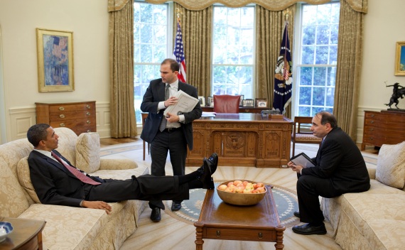  U.S. President Barack Obama talks with Deputy National Security Advisor for Strategic Communication Rhodes and Senior Advisor Axelrod in the Oval Office (July 6, 2010).