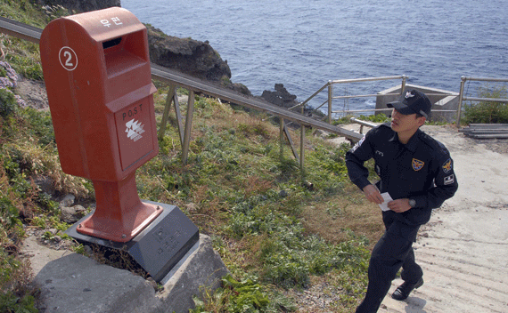 A South Korean border guard posts a letter. (Courtesy Reuters)