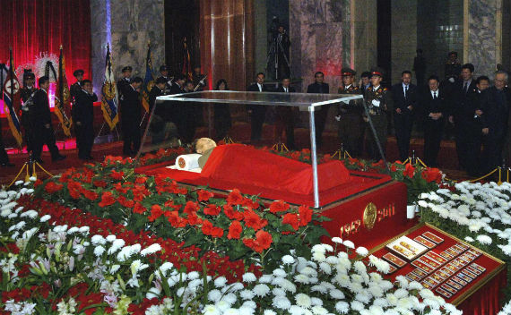  The body of North Korean leader Kim Jong-il lies in state at the Kumsusan Memorial Palace in Pyongyang.