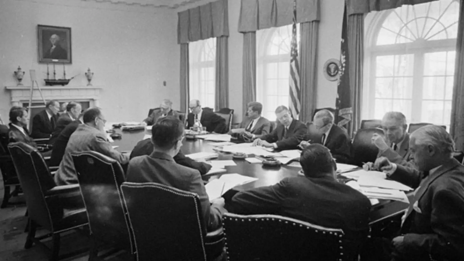 اجتماع اللجنة التنفيذية لمجلس الأمن القومي (EXCOMM) خلال أزمة الصواريخ الكوبية.