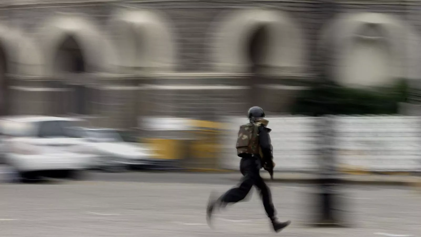 An Indian commando running into Taj Hotel before a gun battle in Mumbai, November 28, 2008. 