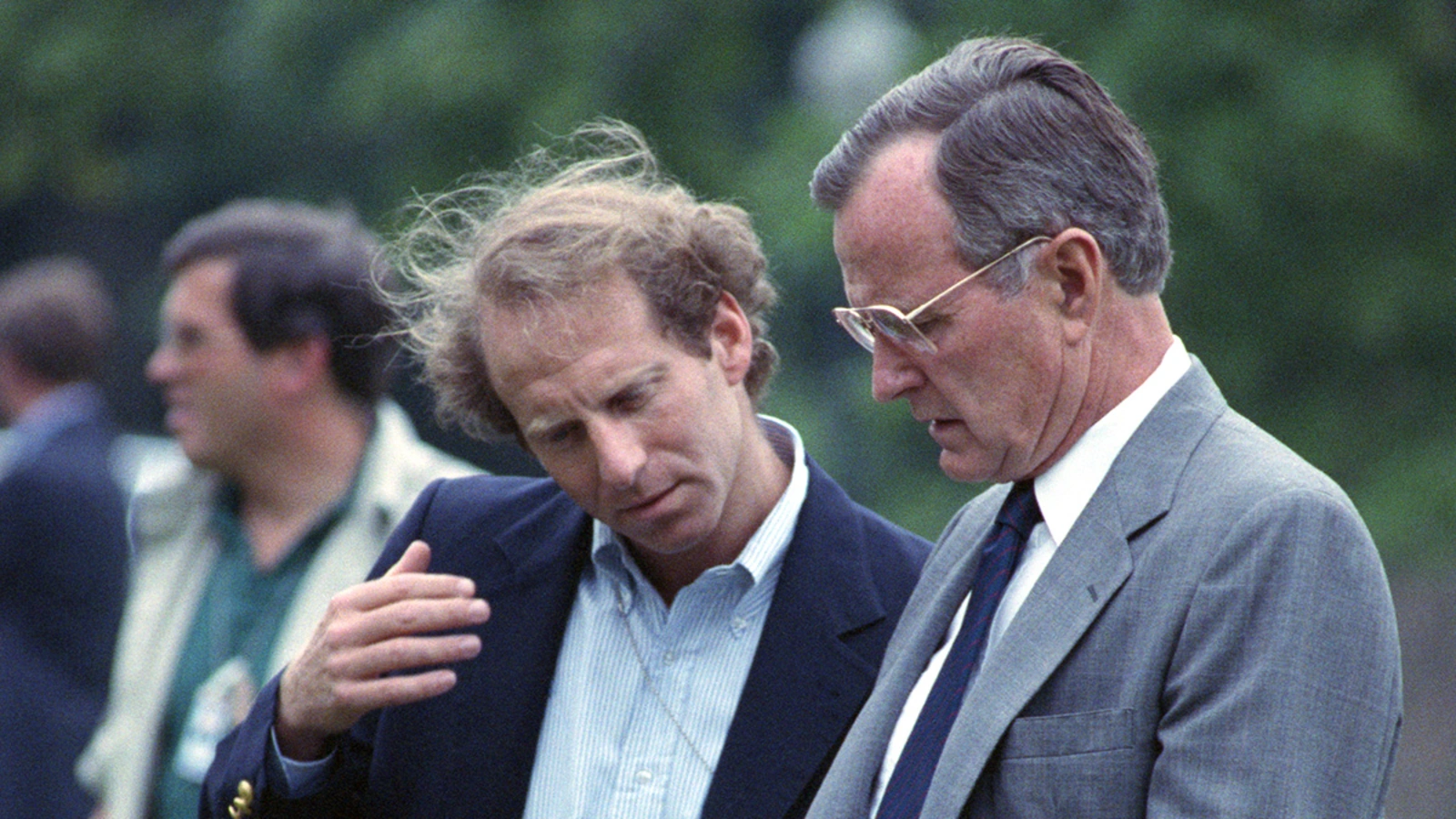 Richard Haass briefs President George H.W. Bush on the White House Lawn.