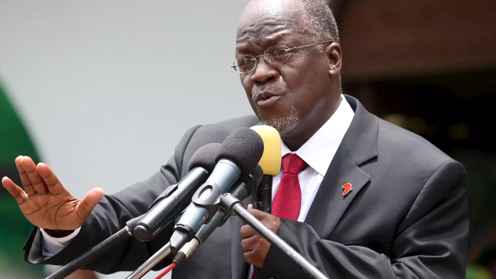 Tanzania's President John Magufuli addresses members of the ruling Chama Cha Mapinduzi Party (CCM) at the party's sub-head office on Lumumba road in Dar es Salaam, October 30, 2015