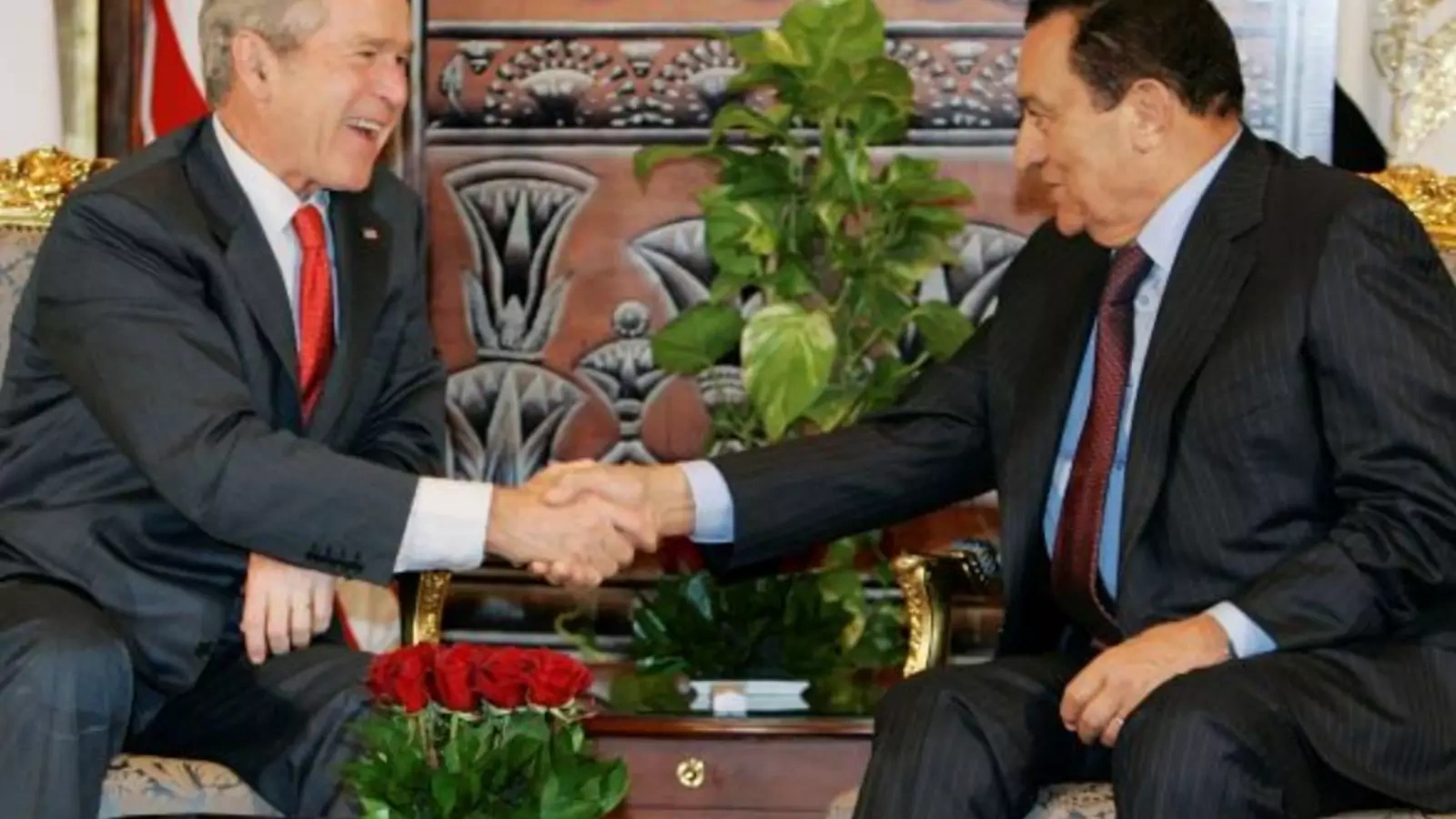U.S. President George W. Bush (L) meets with Egypt's President Hosni Mubarak (R) in Sharm El Sheikh May 17, 2008.