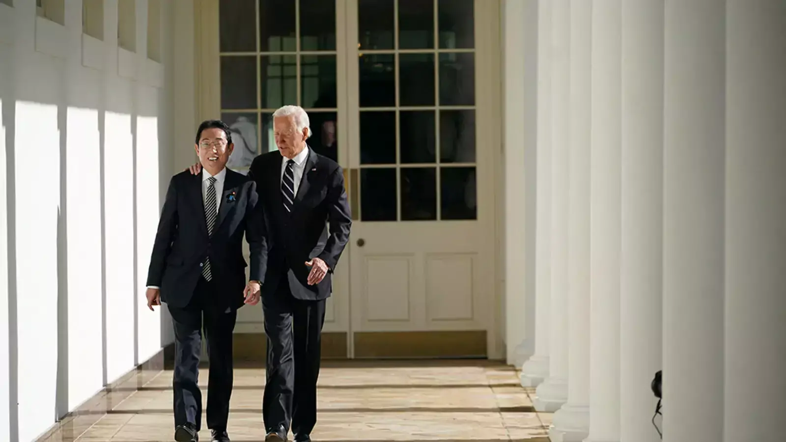 U.S. President Joe Biden walks alongside Japanese Prime Minister Kishida Fumio.
