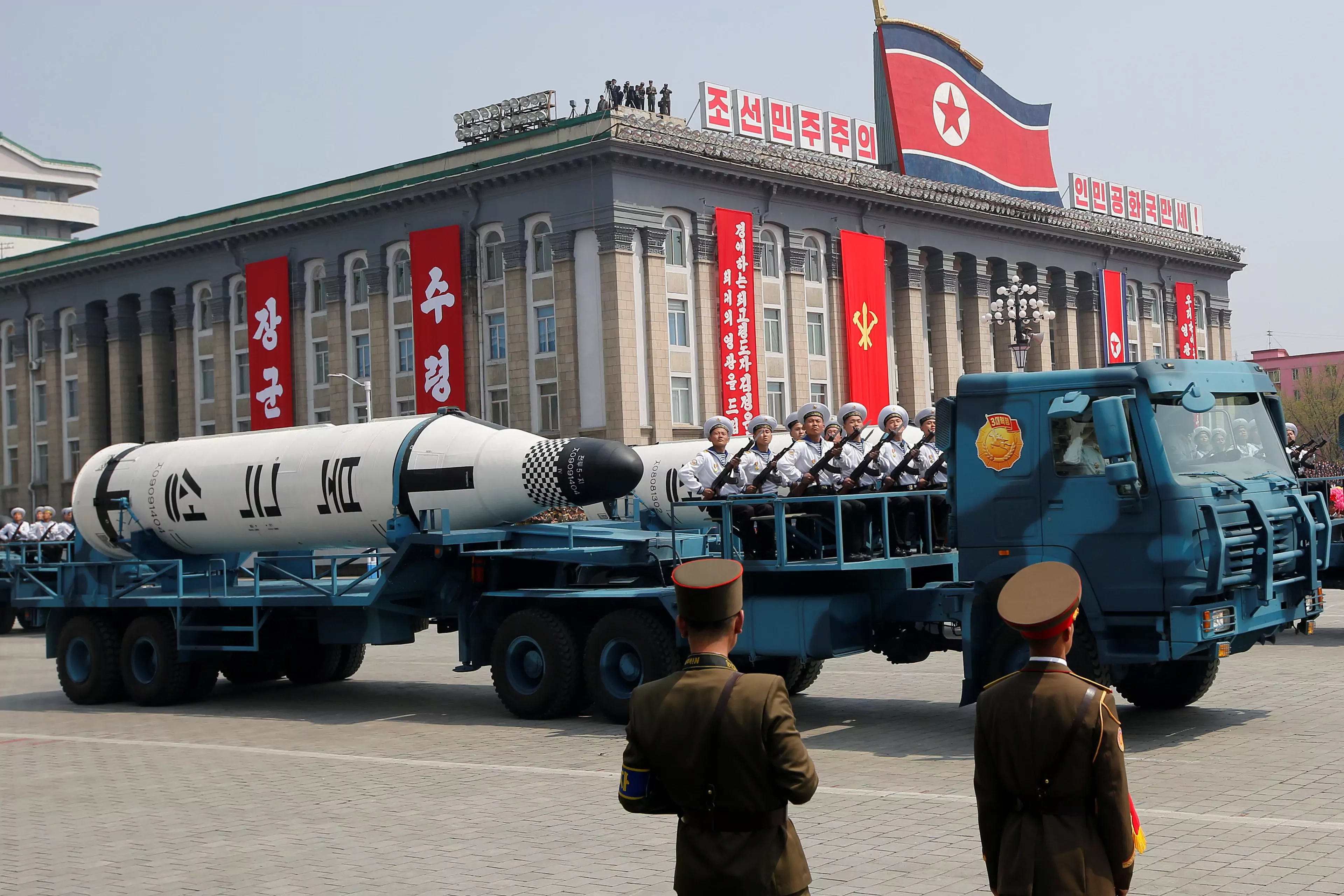 Транспортные средства несут ракеты во время военного парада в Пхеньяне.