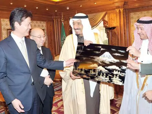 Defense Minister Prince Salman receives a commemorative gift from Japanese Foreign Minister Koichiro Genba following official talks in Riyadh on Sunday. (SPA)