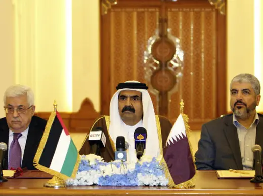 Palestinian president Mahmoud Abbas and Hamas leader Khaled Meshaal sit on either side of Qatar's emir sheikh Hamad bin Khalifa al-Thani during a meeting to sign an agreement in Doha on February 6, 2012 (Courtesy Reuters).